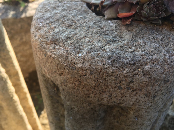 Steinsäulen für Hauswurzen