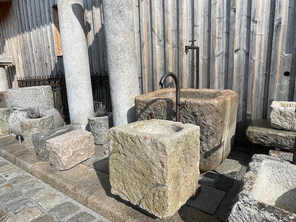 Alter Granitbrunnen seitenansicht