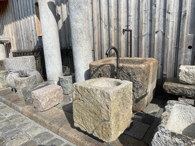 Alter Granitbrunnen halbrund
