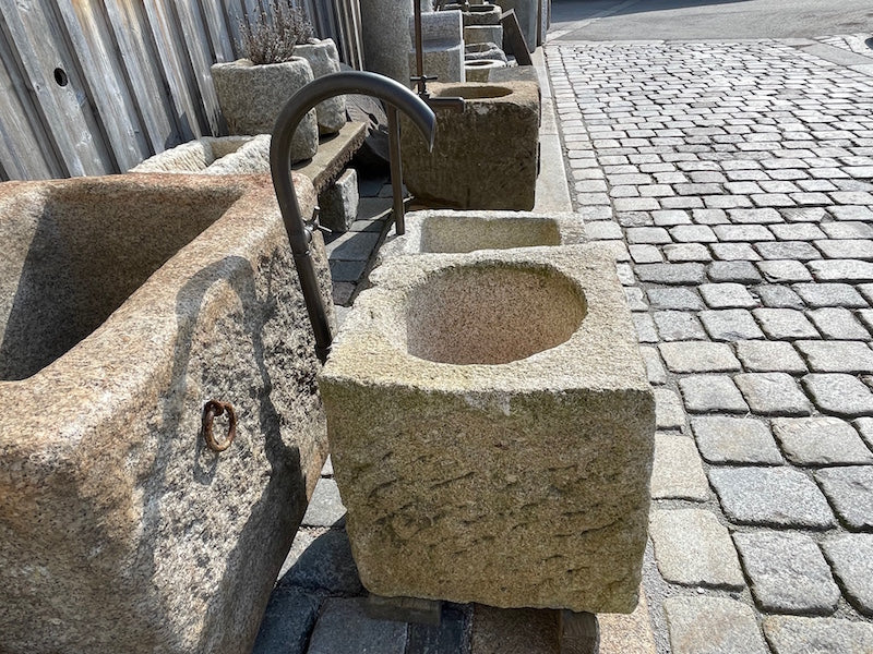 Alter Granitbrunnen Brunnenbecken