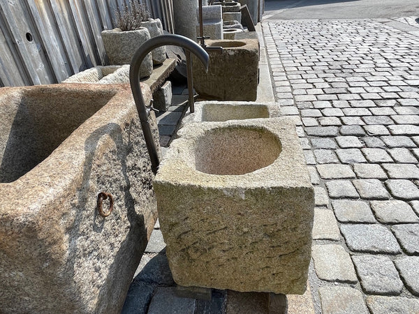 Alter Granitbrunnen Brunnenbecken