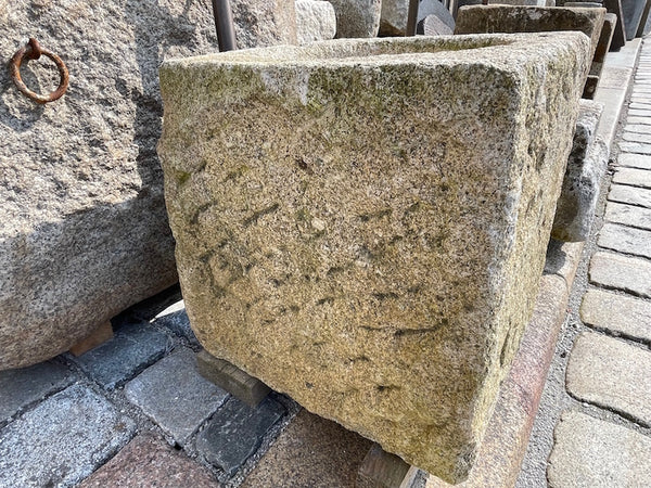 Alter Granitbrunnen gestockt