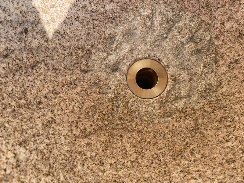 Alter Granitbrunnen mit Bohrung