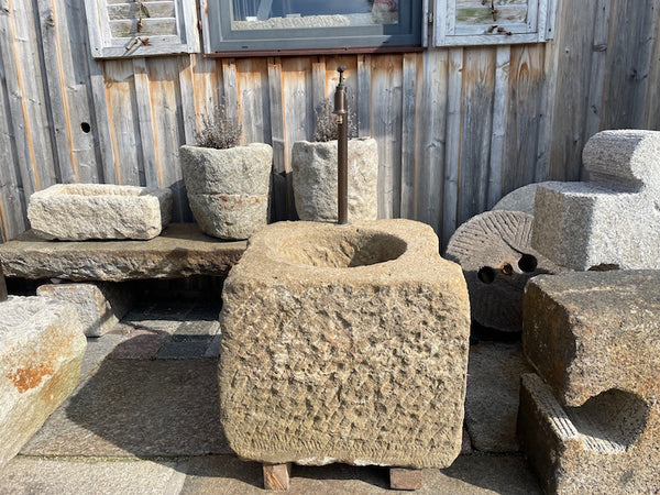 Alter Sandsteinbrunnen