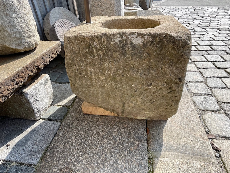 Alter Brunnen aus Sandstein