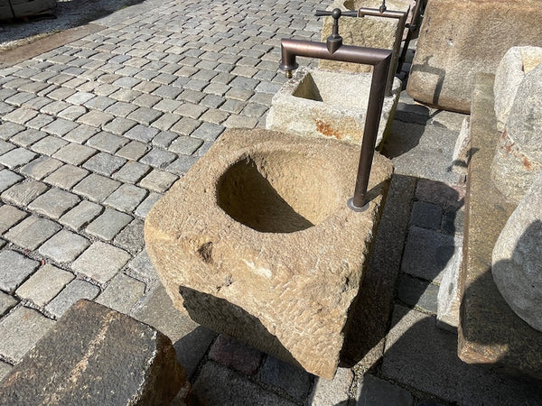 Alter Brunnen aus Sandstein mit rauher Oberfläche