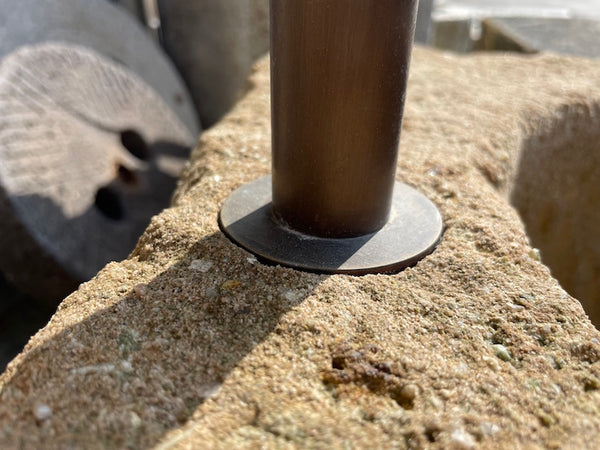 Alter Brunnen aus Sandstein mit Steinsäule