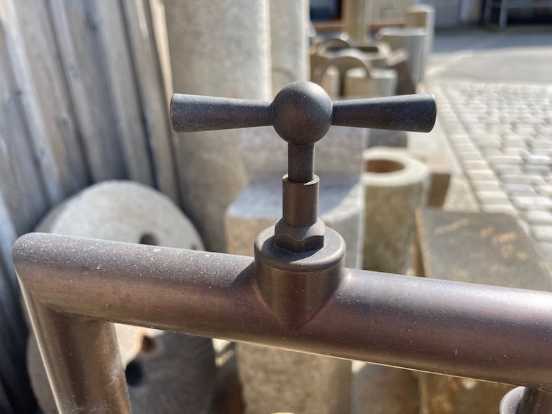 Alter Brunnen aus Sandstein Detail Wasserauslauf