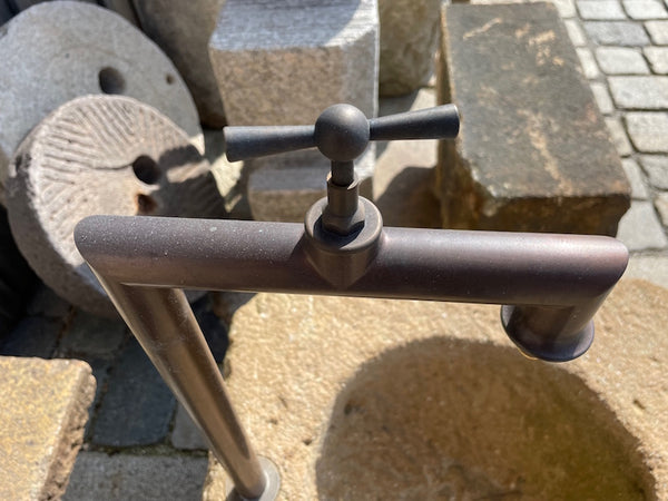 Alter Brunnen aus Sandstein mit Hahn