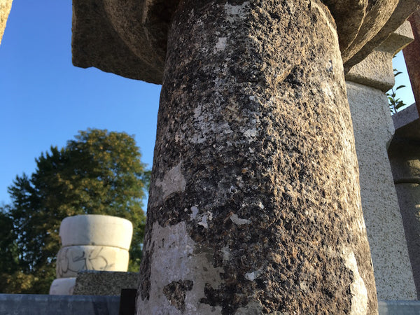 Steinsäule mit Kapitell konisch