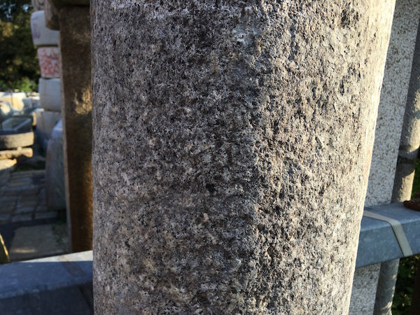 Steinsäule mit Kapitell Oberfläche