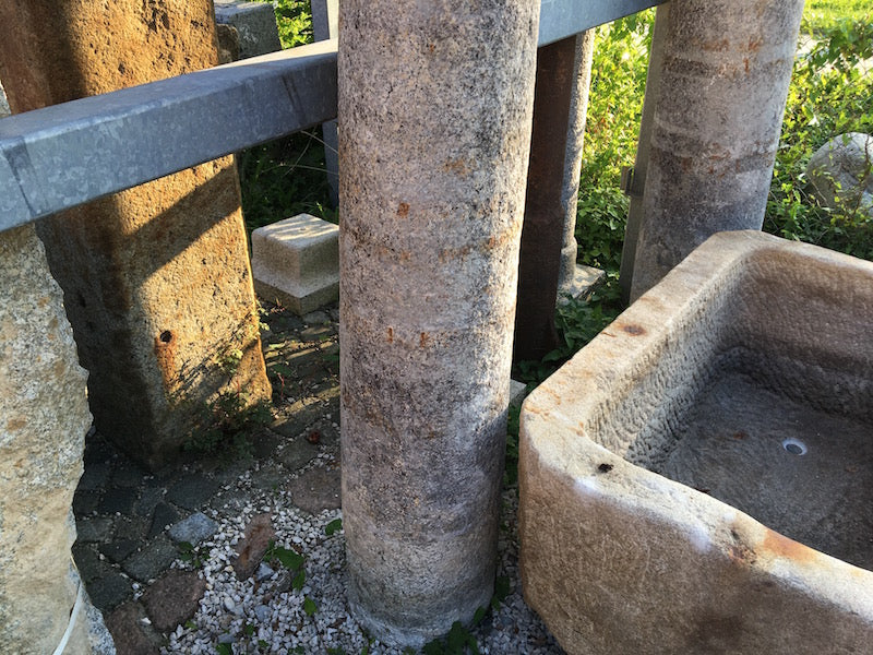 Steinsäule mit Kapitell Detail