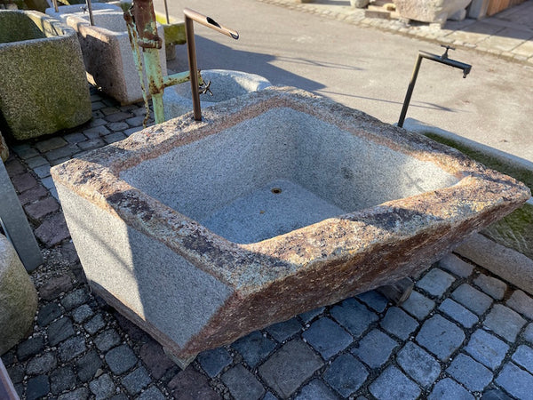 Grobkörniger Granitbrunnen mit Naturoberfläche Draufsicht