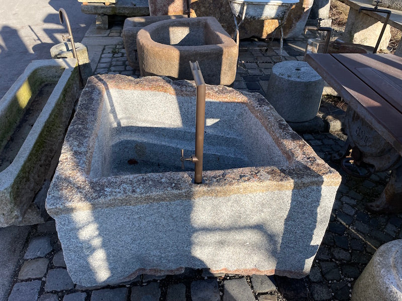 Grobkörniger Granitbrunnen mit Naturoberfläche Seitenansicht