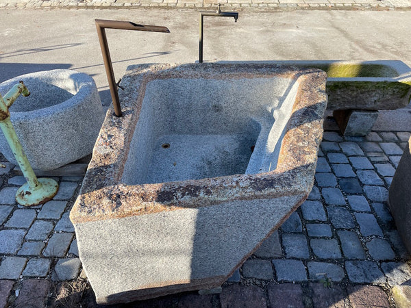 Grobkörniger Granitbrunnen mit Naturoberfläche für den Garten
