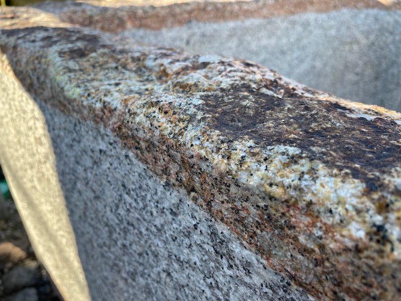 Grobkörniger Granitbrunnen mit Naturoberfläche - heller Granit