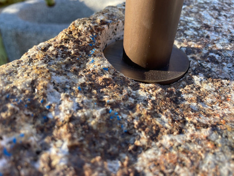 Grobkörniger Granitbrunnen mit Naturoberfläche Bohrung