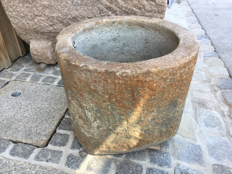 Altes Granitgefäss rund