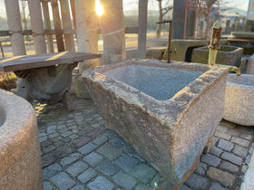 Grobkörniger Granitbrunnen mit Naturoberfläche