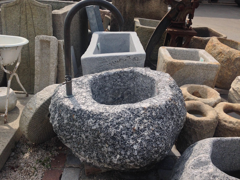 Findlingsbrunnen mit großen Quarzeinschlüssen Seitenansicht