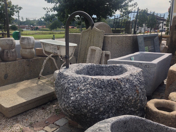 Findlingsbrunnen mit großen Quarzeinschlüssen Draufsicht