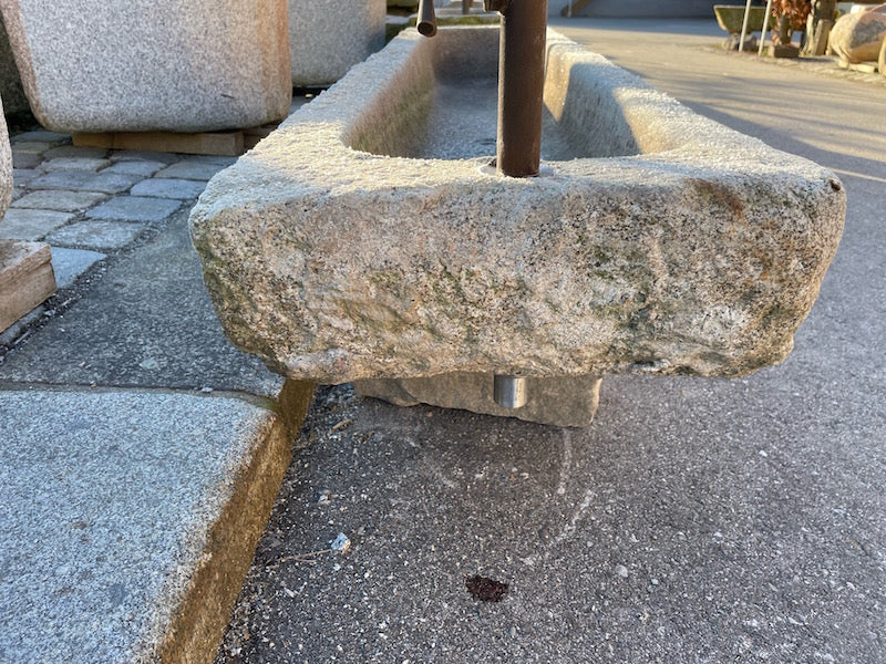 Alter Steintrog Befestigung Einlauf