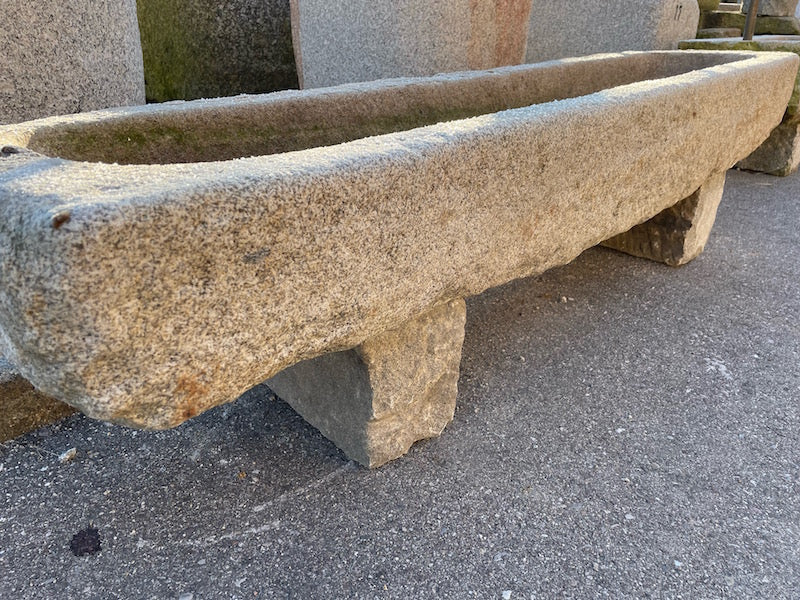 Alter Steintrog Wasserauslauf