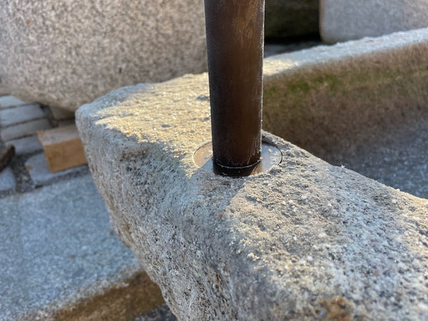 Alter Steintrog mit Messingeinlauf