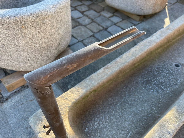 Alter Steintrog mit Hahn