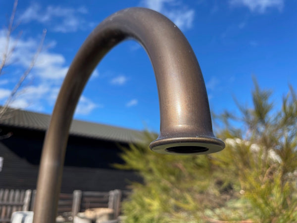 Granitbrunnen rund Wasserauslauf