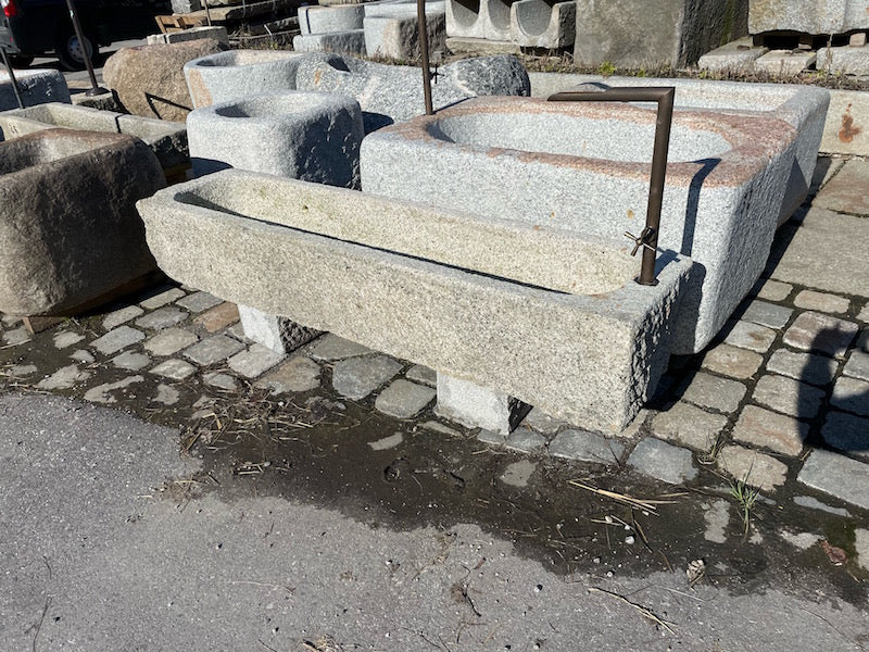 Alter Futtertrog für den Garten