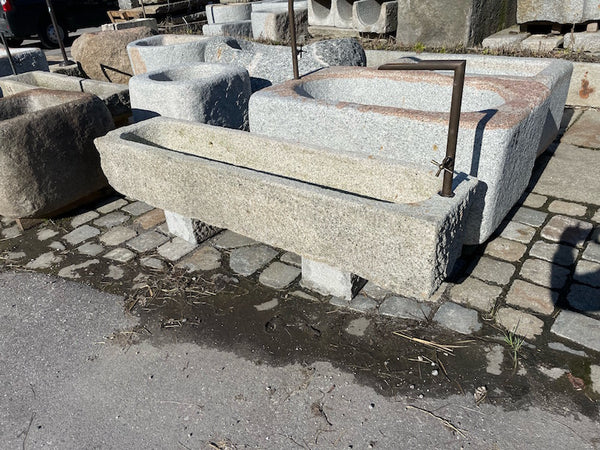 Alter Futtertrog für den Garten