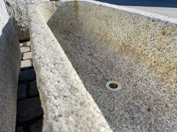 Alter Futtertrog Wasserauslauf