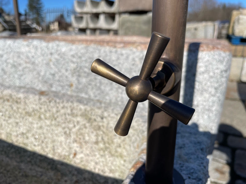 Alter Futtertrog mit Hahn und Handrad