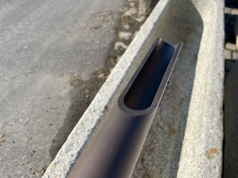 Alter Futtertrog mit Messingwassereinlauf