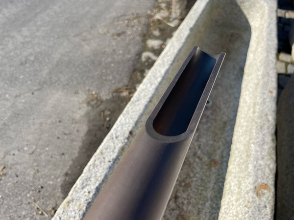 Alter Futtertrog mit Messingwassereinlauf