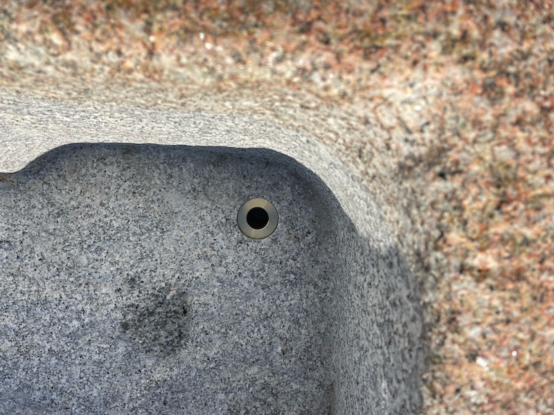 Steinbrunnen rechteckig Wasserauslauf