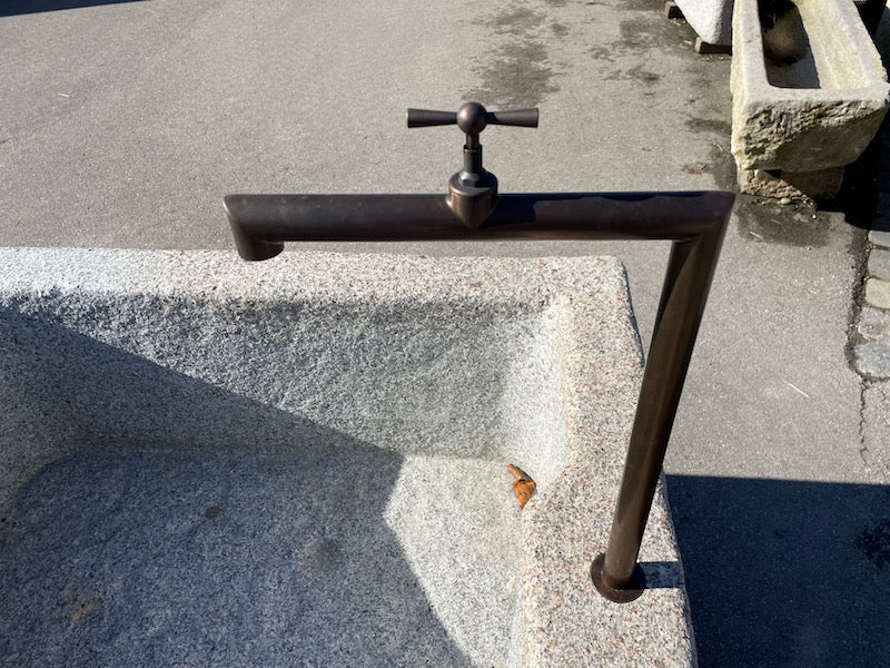 Steinbrunnen rechteckig Wasserhahn mit Schellen