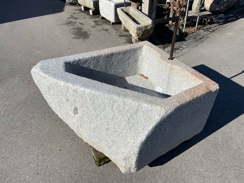 Steinbrunnen rechteckig für den Garten