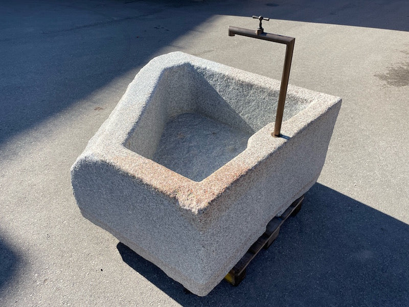 Steinbrunnen rechteckig mit Messingeinlauf