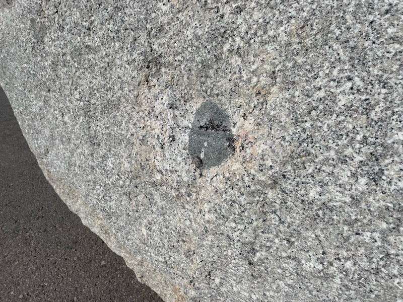 Steinbrunnen rechteckig Oberfläche mit Einschlüssen