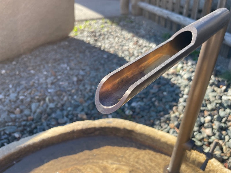 Brunnen Garten Stein mit Wasserauslauf