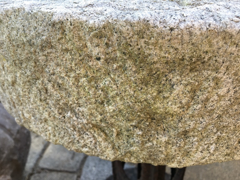 Granit Mühlstein Tisch