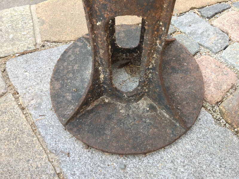 Mühlstein Tisch mit Metalluntergestell