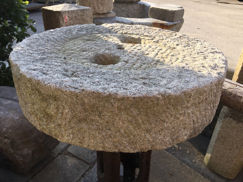 Mühlstein Tisch aus Bayern