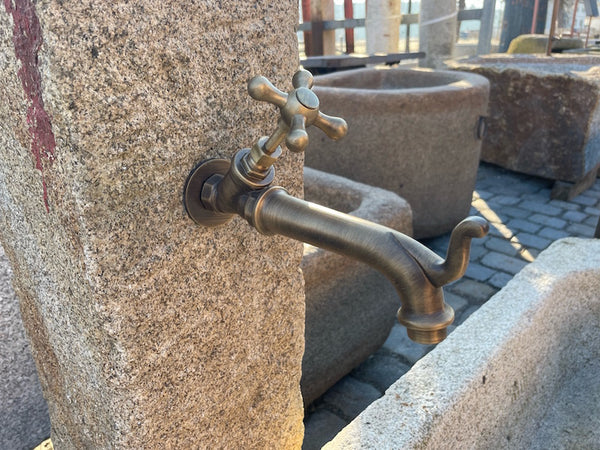 Steintrog mit eckigem Wassereinlauf