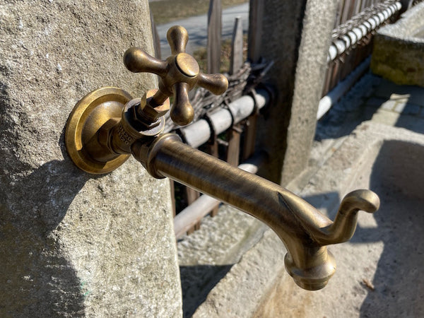 Wasserbrunnen Garten mit Wasserhahn und Handrad
