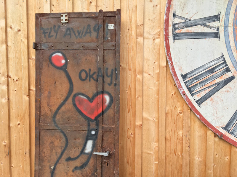 Alte und Modere Metalltüren mit Graffiti