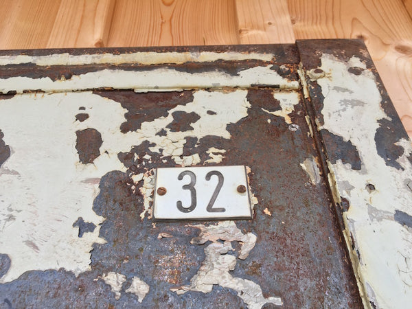 Historische Metalltüre mit Graffiti