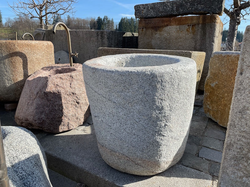 Granitbrunnen rund - konisch mit Hahn